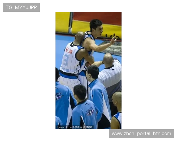 终场哨响，朗斯老将托万与队友相拥庆祝登顶时刻